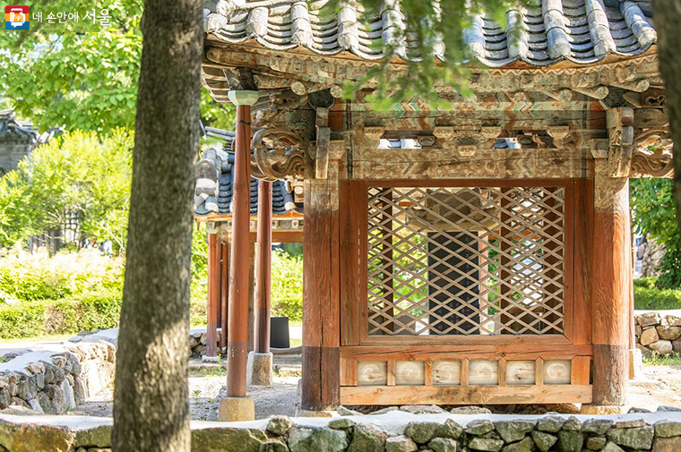 View of Hyojagak and Hyojabi in the outdoor exhibition area of the National Folk Museum of Korea