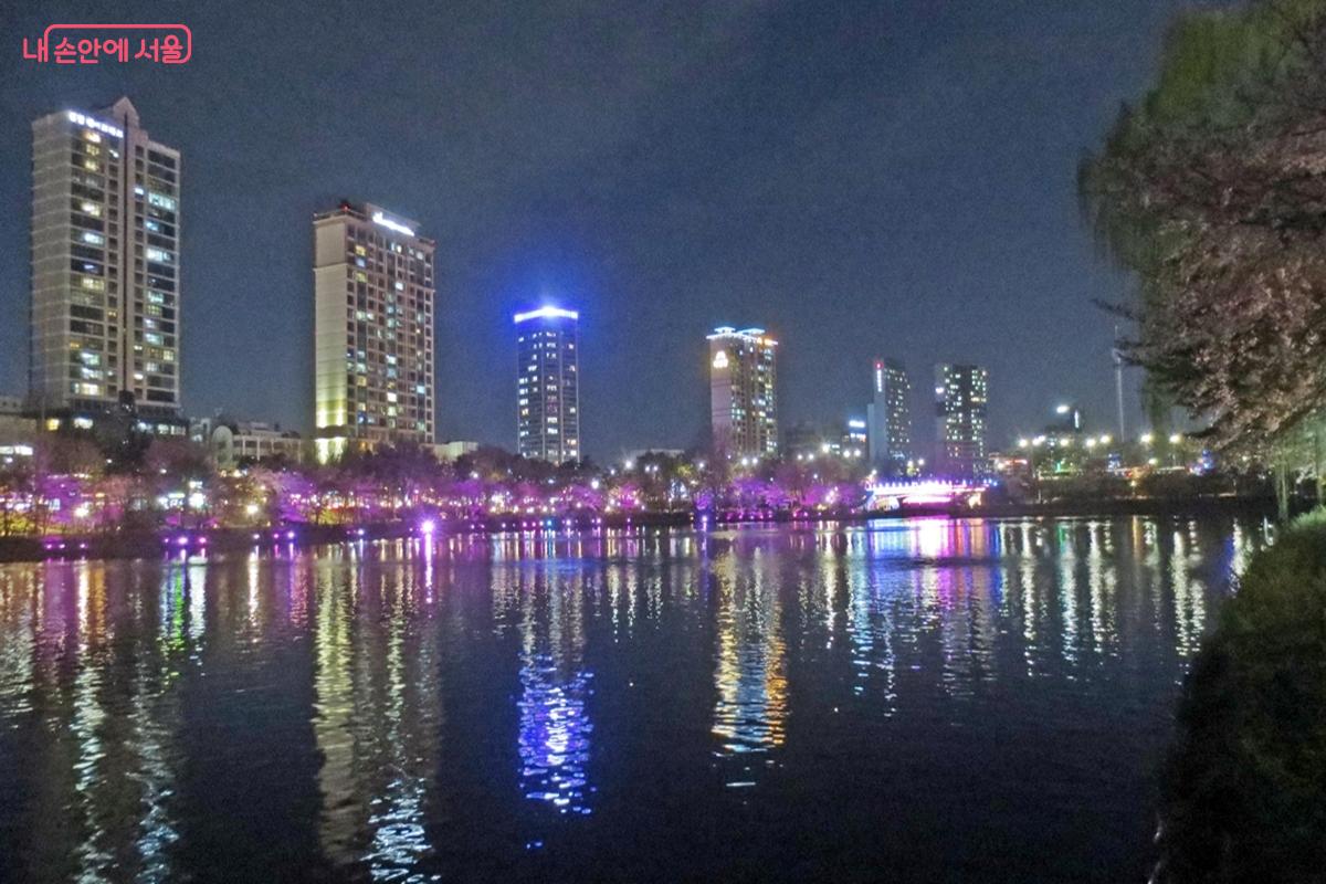 Seokchon Lake is beautiful during the day, but at night it reveals a different atmosphere with dazzling lights.