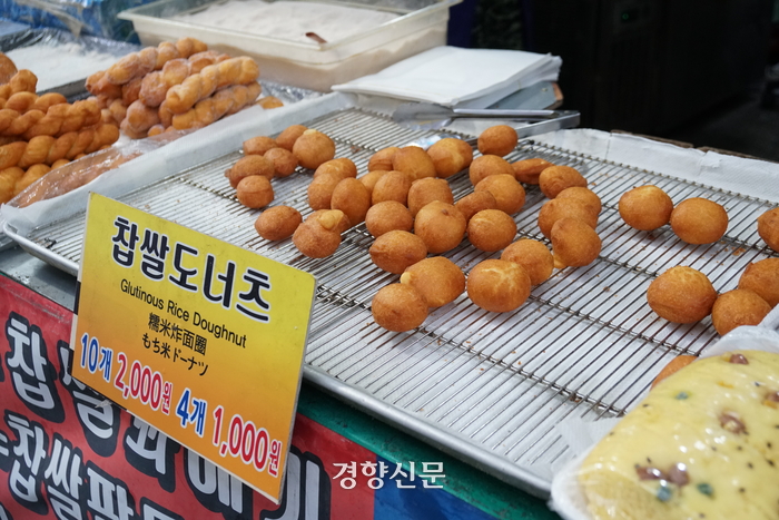 Glutinous rice doughnuts, a popular snack at Gyeongdong Market, 4of dogs 1000won 10of dogs 2000won