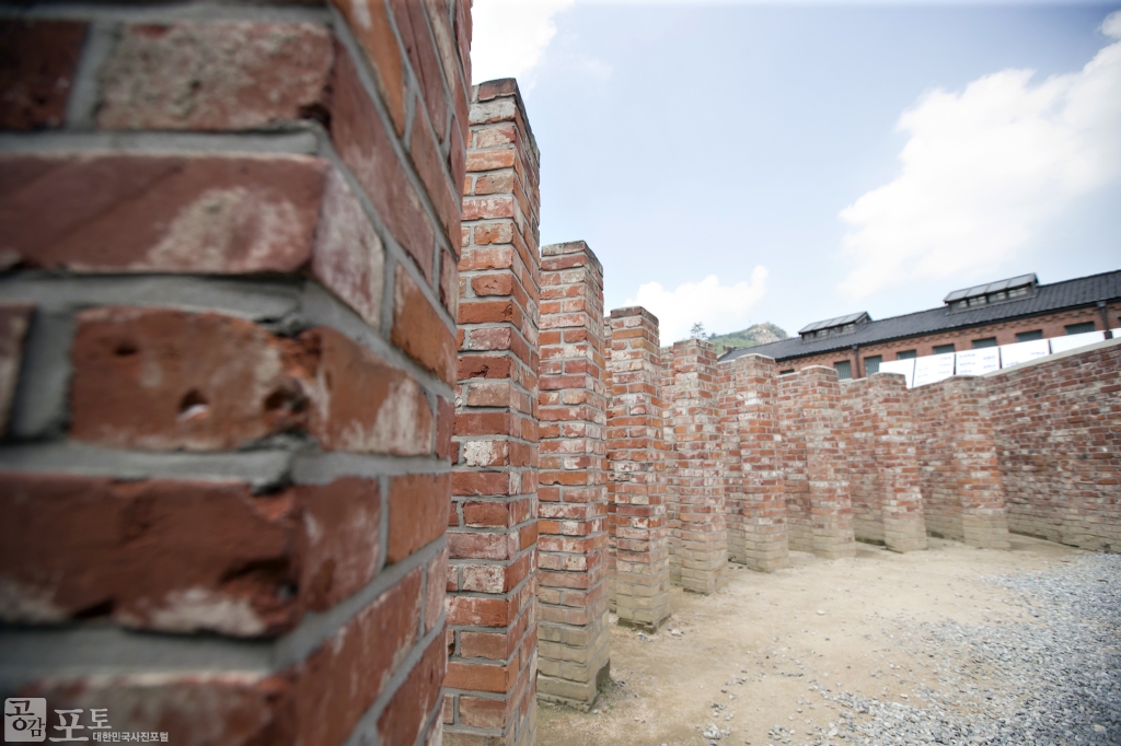 The brick partition structure of the exercise yard where inmates were separated for exercise.