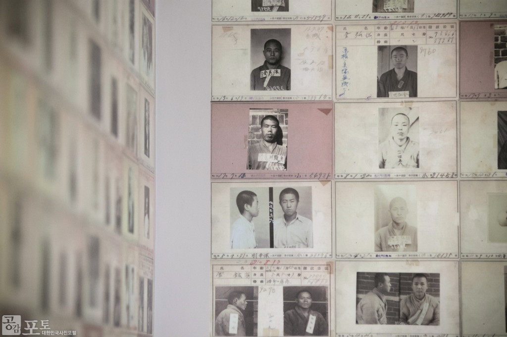 Inmate record cards and photographic materials of independence activists remaining in the exhibition space.
