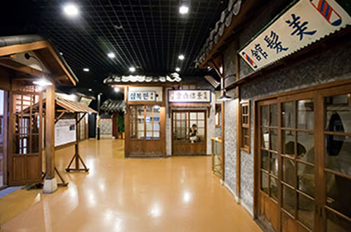 This is a photo of the everyday life history space from the Japanese colonial period exhibited at Lotte World Folk Museum..