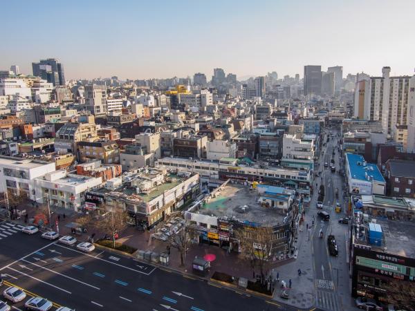 2015year 2This is an urban منظر of the area around Apgujeong Rodeo Street, photographed facing Apgujeong Hanyang Apartment in the month..