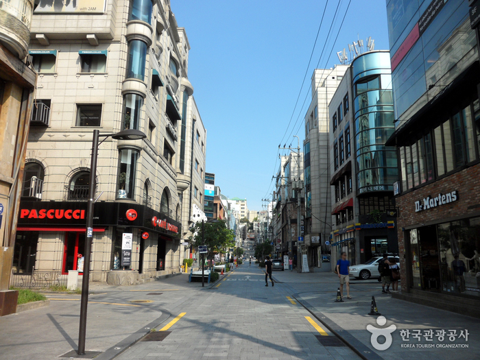 This is a photo showing the commercial buildings and pedestrian circulation around Apgujeong Rodeo Street..
