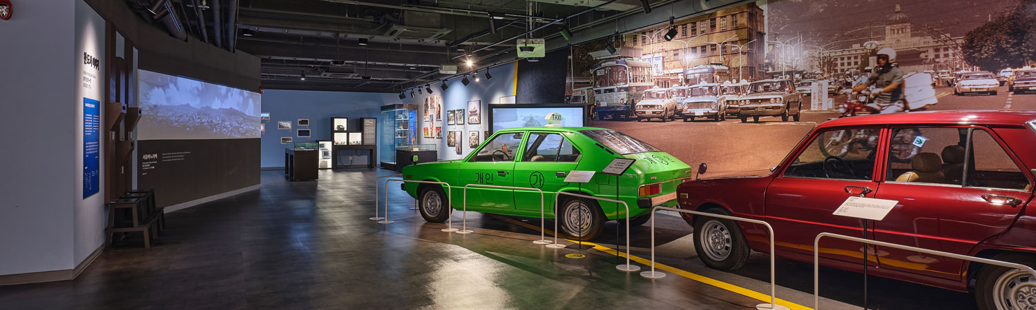 1This shows old green and red vehicle materials on display in the Seoul Scenery exhibition room..