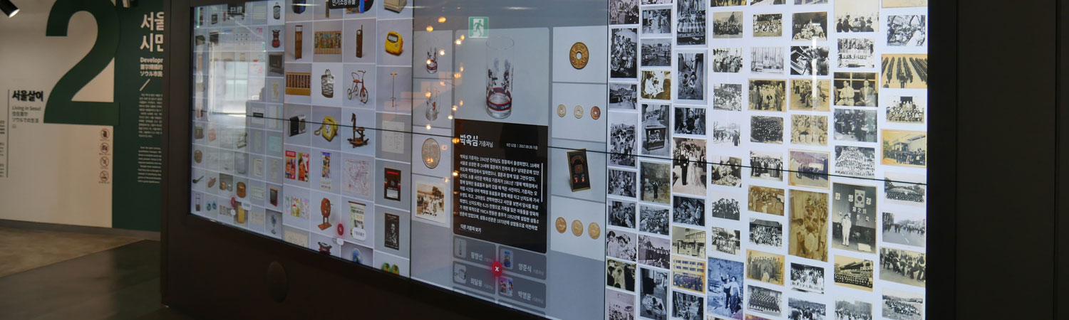 2This shows photographs of Seoul citizens' life histories and household items on display in the Seoul Life in the City exhibition room..