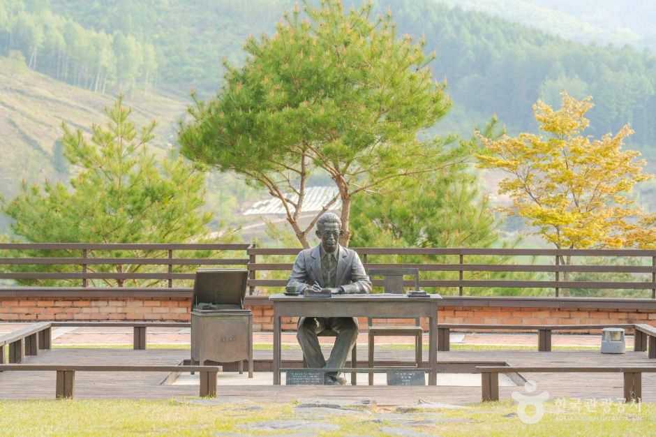 This is a photo showing the outdoor literature-themed facilities of Bongpyeong Hyoseok Culture and Arts Village..