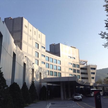 인제스피디움 호텔 건물과 서킷 시설을 바라본 전경입니다.