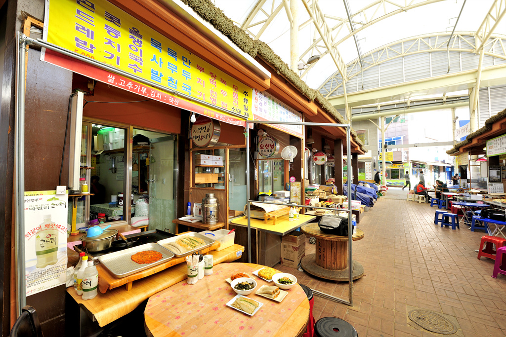 Inside the Jeongseon Arirang Market arcade, restaurants and market seating continue in a row.