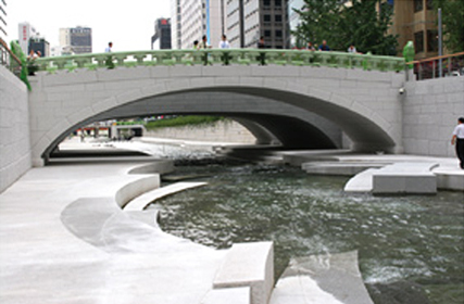 Eastward Walk Along Cheonggyecheon Starting at Hwanghakgyo — 1.27 km Waterway in Front of E-mart Cheonggyecheon Branch