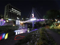 This is a nighttime view of the Proposal Wall of Dumuldari and its fountain facility at Cheonggyecheon..