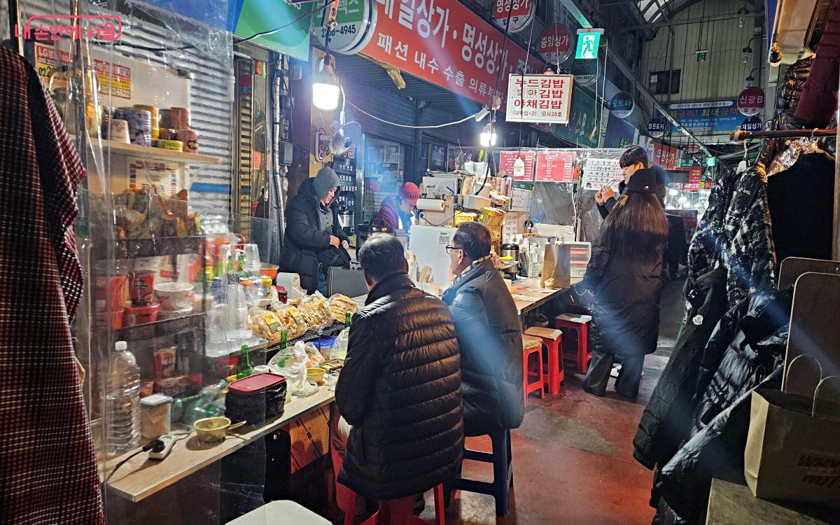1905년 배오개에서 시작해 밤 11시 먹자골목으로 이어지는 서울 광장시장