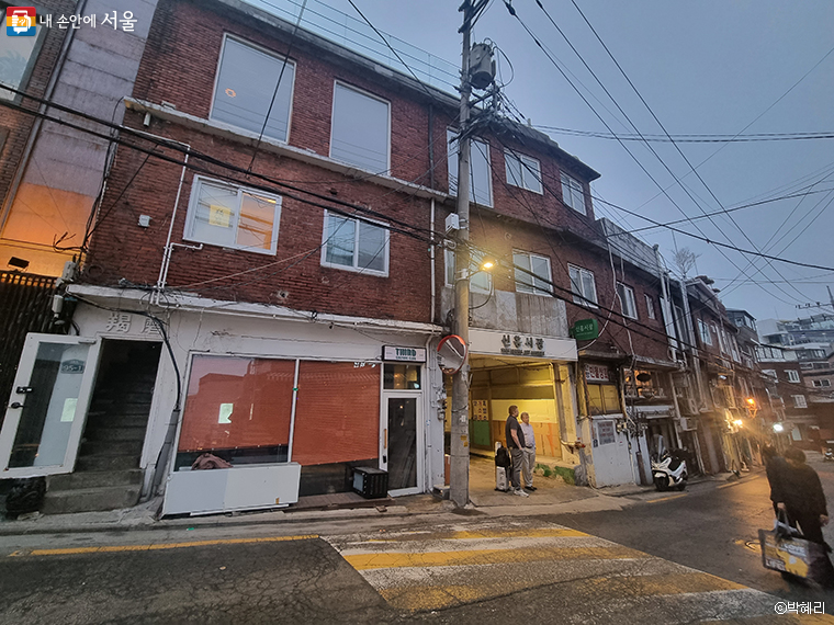 From a 1945 Refugee Village to the 2021 Cloud Roof Market — A Walk Through Haebangchon Alleys in Seoul