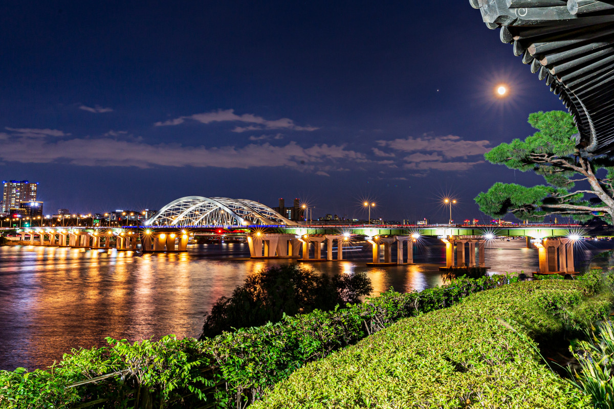 This is a nighttime view of Seonyudo Park seen from Seonyujeong, overlooking Yanghwa Bridge and the Han River..