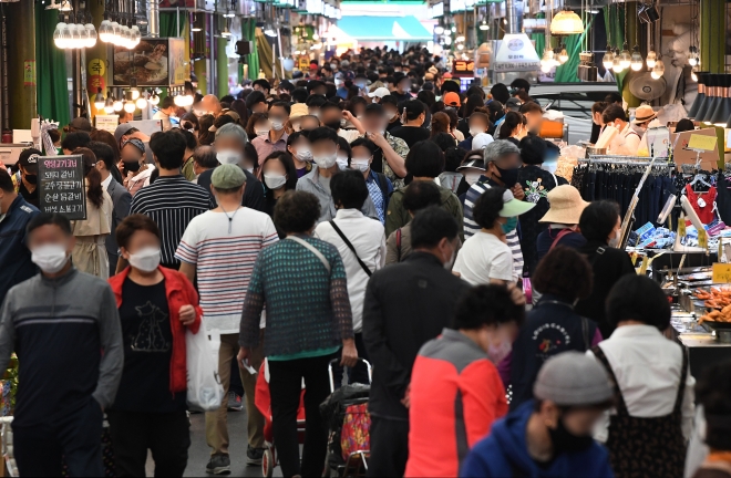 This is a scene of shoppers gathered in the passageway of Mangwon Market ahead of Chuseok..