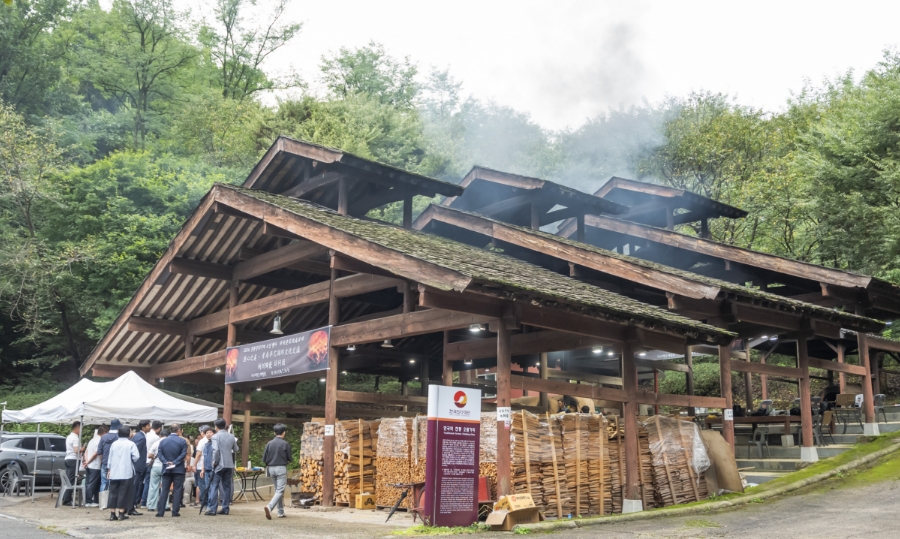 This is a photo showing a panoramic view of Sagimakgol Doyechon nestled on the slopes of Seolbongsan Mountain..