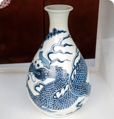 This is a white porcelain vase from Sagimakgol Doyechon decorated with a blue dragon pattern..