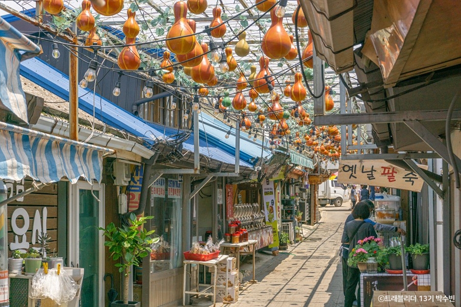 Daeryong Market in Gyodong-do, Where Memories of Yeonbaek Market Remain, from ID Check to Hwagae Mountain