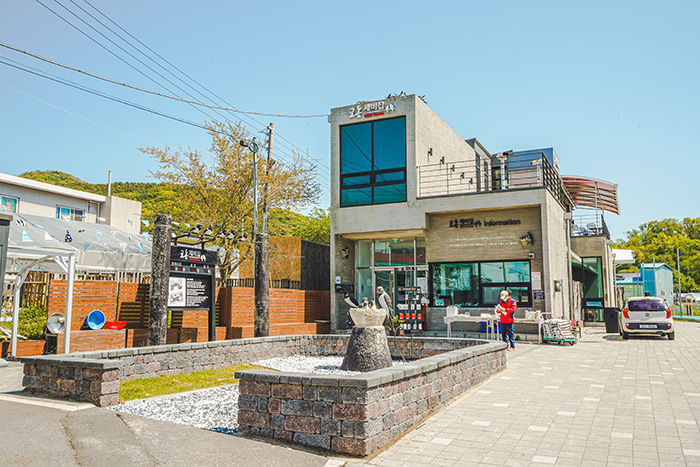 This is a view of the Gyodong Swallow House building, which serves as the Gyodongdo Tourist Information Center, and its front yard..