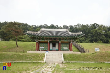 2003년에 복원된 강화 고려궁지 외규장각의 정면 모습입니다.
