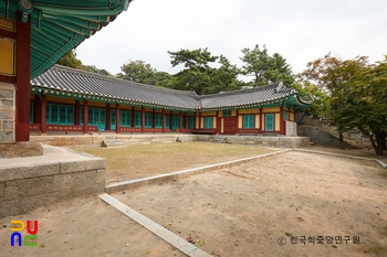 강화 고려궁지 이방청의 행랑과 마당을 보여 주는 사진입니다.