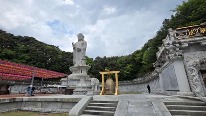 This is the Dowhwasa District, where the Tongil Yaksa Yeorae Daebul and the Sacred Treasures Museum are located..