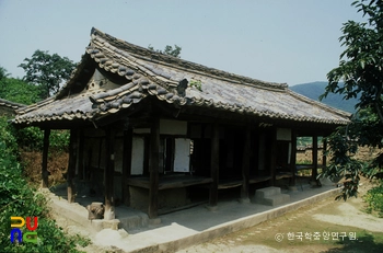 This is the front and side view of Daegu Bongmujeong.