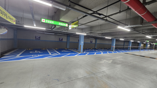 This is a photo showing the parking lot reserved for people with disabilities and the access route at Hanbat Sports Complex.