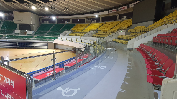 This is a photo announcing the site where accessibility facilities for people with disabilities are being improved at Hanbat Sports Complex.
