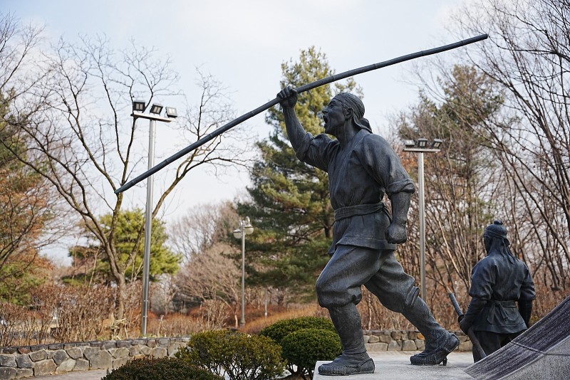 Mangi and Mangsoi's Myeonghakso and Daejeon's Only Ice Rink Meet at Namseon Park