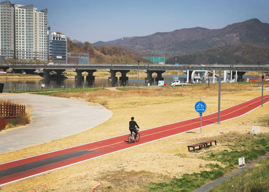 This is a photo of Gapcheon Nurigil featured on the tourism page of Seo-gu, Daejeon..
