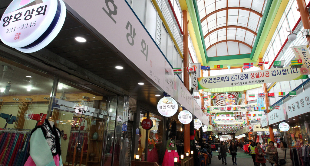 This is the arcade of Daejeon Jungang Market.
