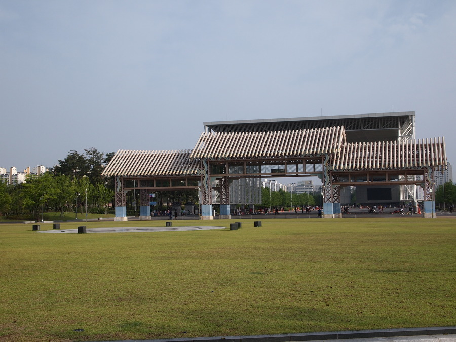 Daejeon Expo Citizens' Plaza, where the Expo era continues under moving roofs