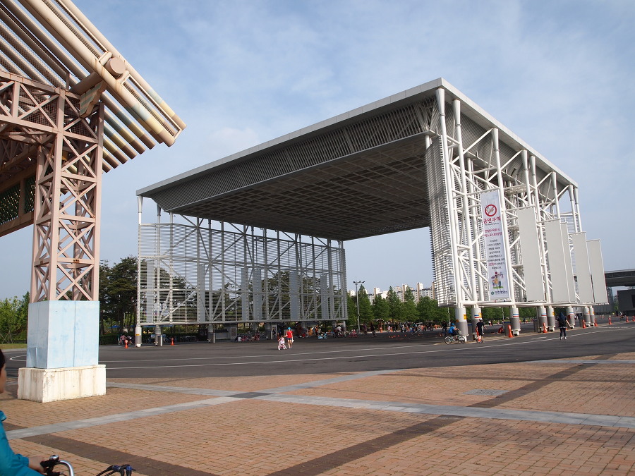 This is a panoramic view of Daejeon Expo Citizens' Plaza..