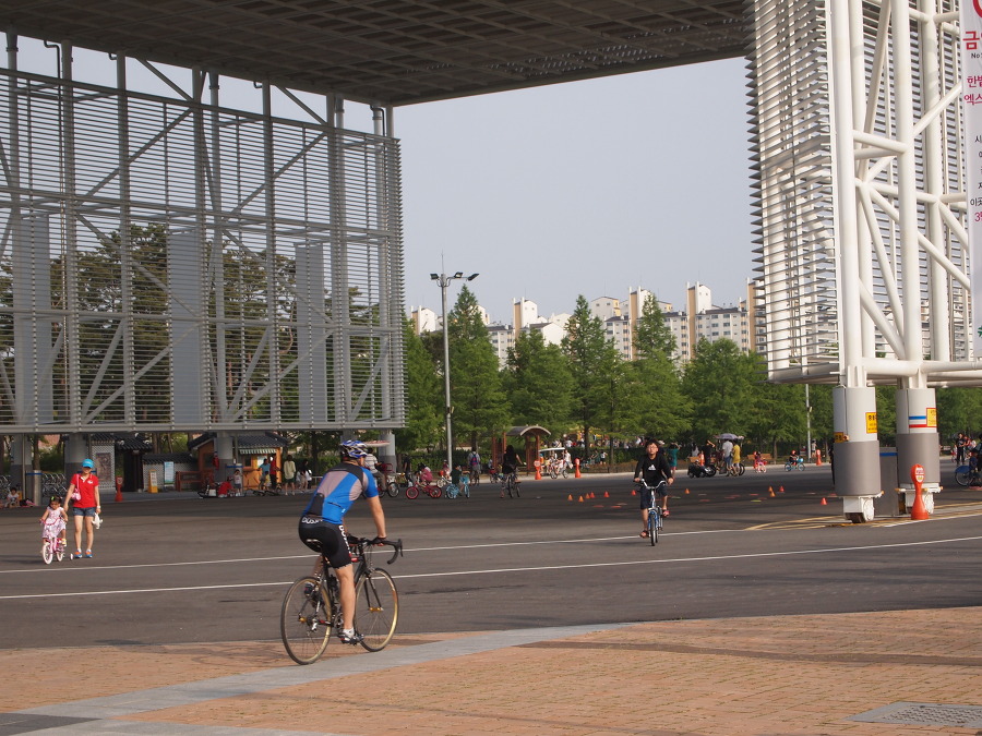 This is a panoramic view of Daejeon Expo Citizens' Plaza..