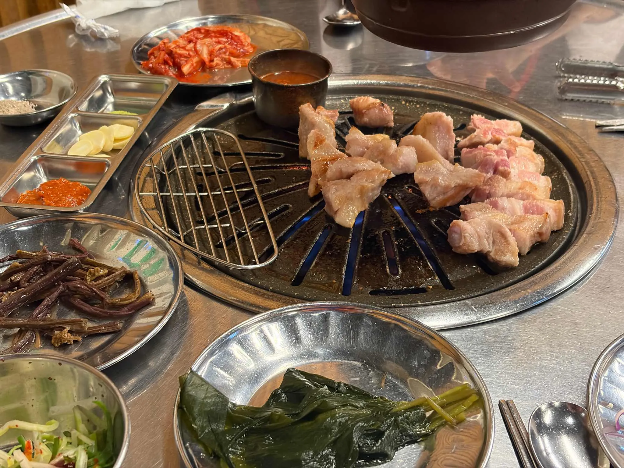 성산일출봉 저녁 동선에 맞춘 독고집 연탄 흑돼지 한 상
