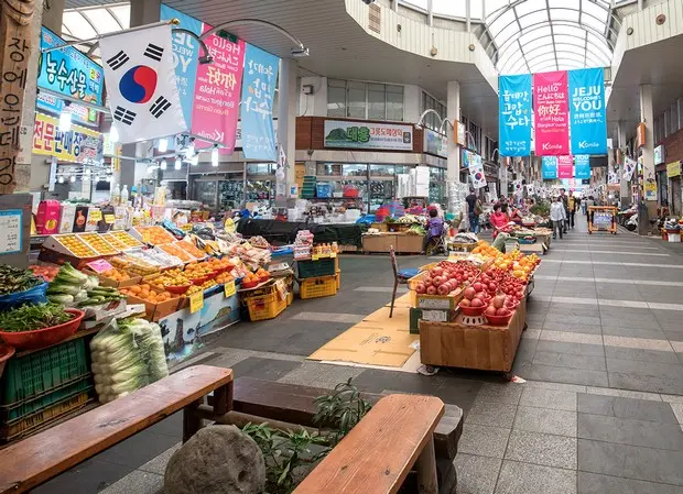 서귀포매일올레시장 내부 모습입니다.