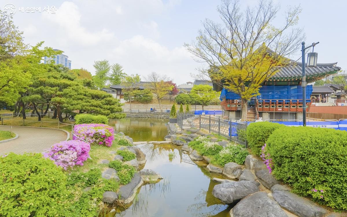 Namsangol Traditional Garden beside Cheonu-gak