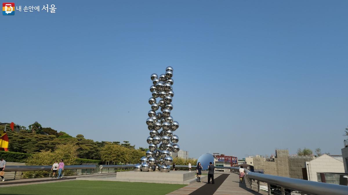 An Anish Kapoor work in the outdoor exhibition space of Leeum Museum of Art.