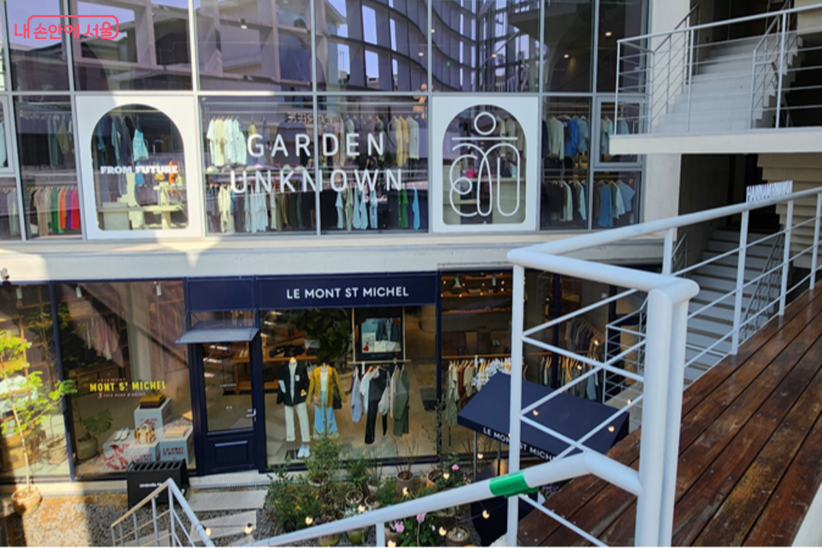 A view around Hannam Flower Garden where domestic brand stores and select shops stand together.