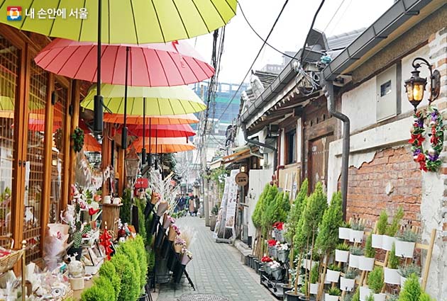 How to Walk Through Ikseon-dong, the 1920s Urban Hanok Alley of Jeong Se-gwon