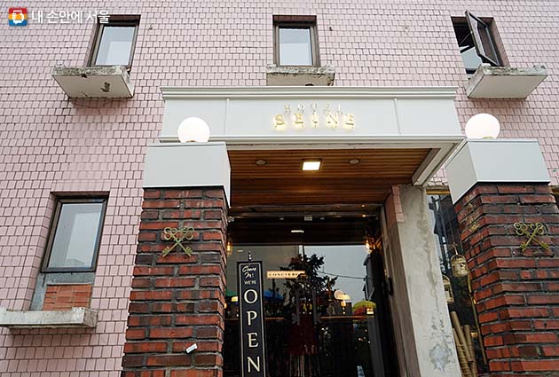 Exterior of a hanok cafe in Ikseon-dong