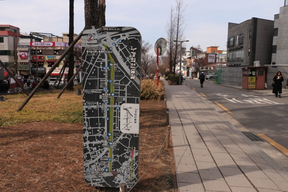 This is an image of Yeonnam-dong included on a Yeonnam-dong tourism guide page..