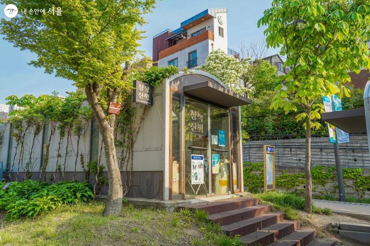 This is the Creative Stroll space at Gyeongui Line Book Street in Yeonnam-dong, Seoul..