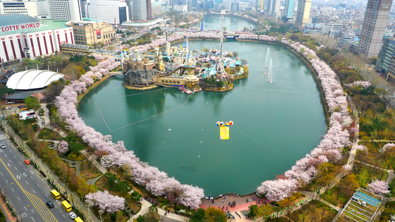 The Rapid Changes of Songridan-gil Read from the Alleys Behind Seokchon Lake East Lake