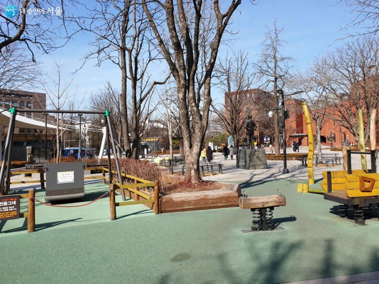 서울미래유산으로 소개된 마로니에공원 전경입니다.