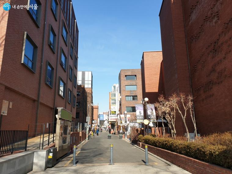 아르코미술관과 아르코예술극장 사이로 이어지는 대학로 골목길입니다.