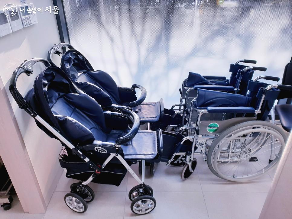 These are strollers and wheelchairs that can be rented free of charge at the Namsan Octagonal Information Center.
