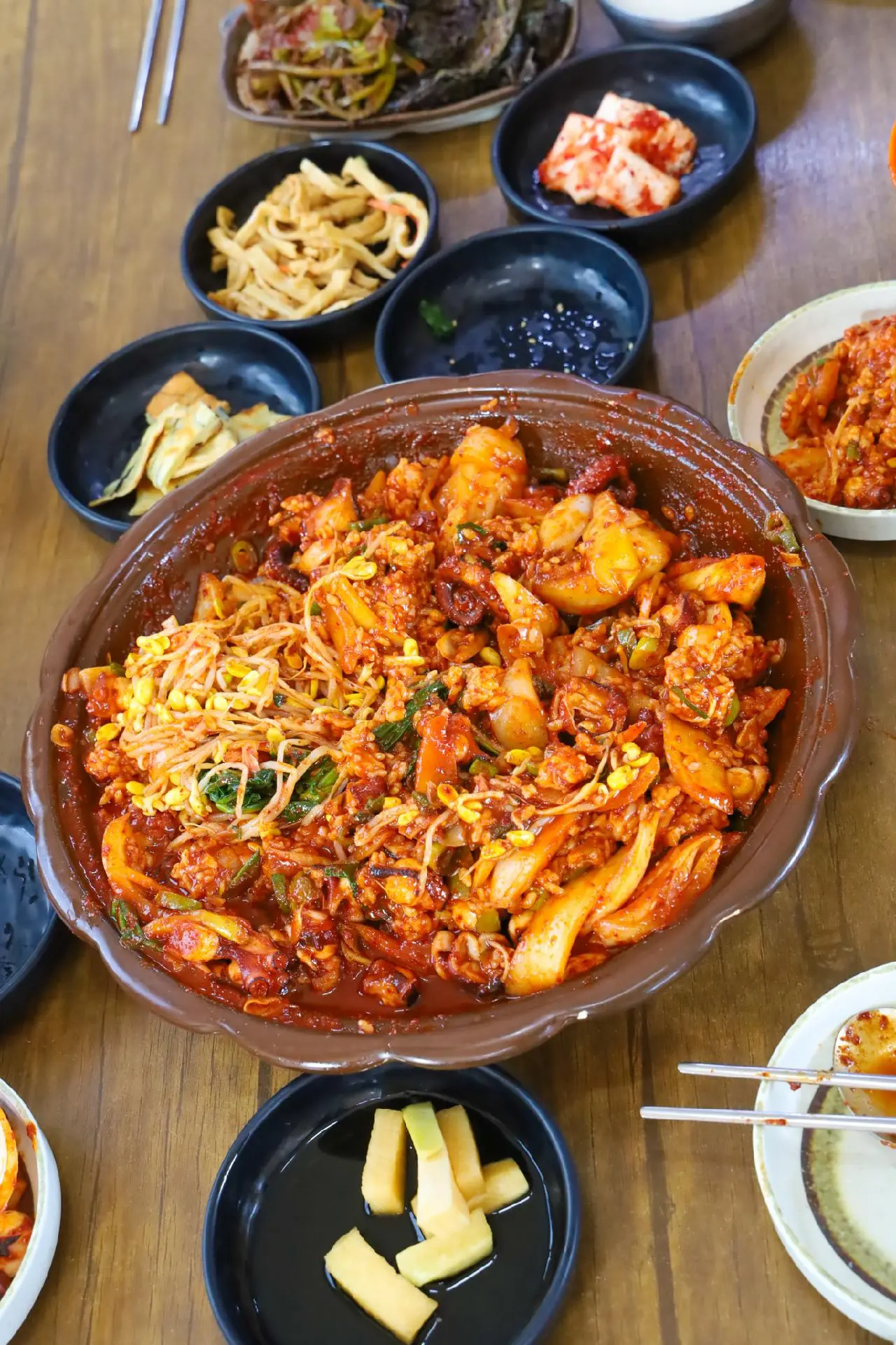 종달리 옛 소금밭의 해안도로에서 만나는 소금바치순이네 돌문어볶음