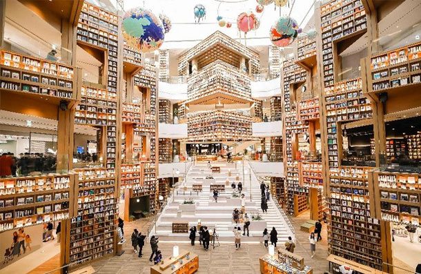 This is the area with the Byeolmadang Library at Starfield Suwon.